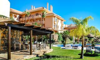 Spacieux appartement entièrement rénové avec une vue imprenable sur la mer à vendre dans un prestigieux complexe à Nueva Andalucia 20226 