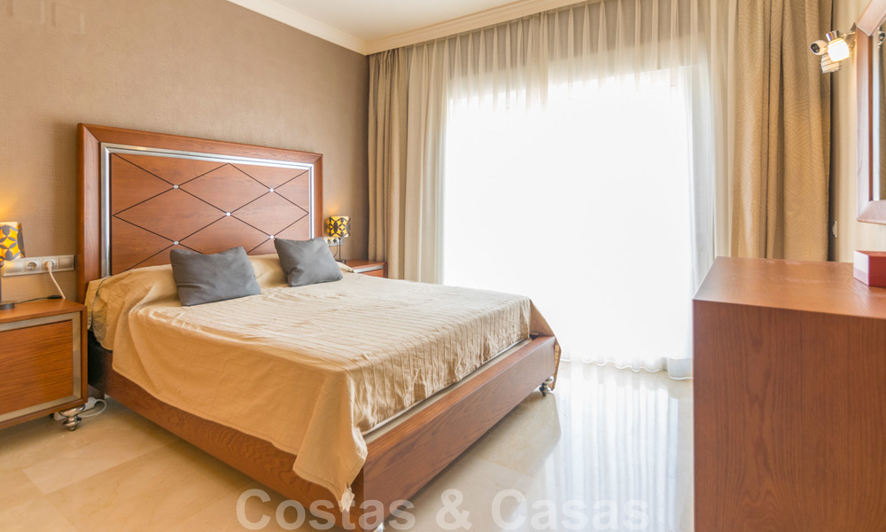 Elegante apartamento en venta recientemente renovado, con hermosas vistas abiertas, en un prestigioso complejo en Nueva Andalucía 20299