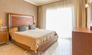 Elegante apartamento en venta recientemente renovado, con hermosas vistas abiertas, en un prestigioso complejo en Nueva Andalucía 20299 