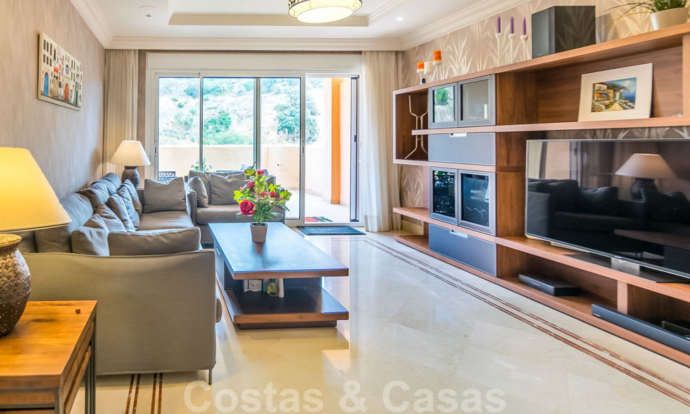 Elegante apartamento en venta recientemente renovado, con hermosas vistas abiertas, en un prestigioso complejo en Nueva Andalucía 20302