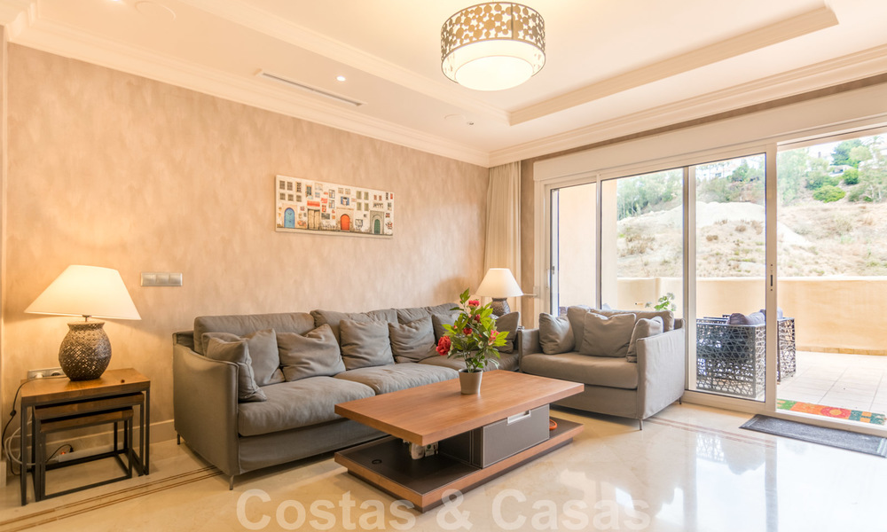 Elegante apartamento en venta recientemente renovado, con hermosas vistas abiertas, en un prestigioso complejo en Nueva Andalucía 20303