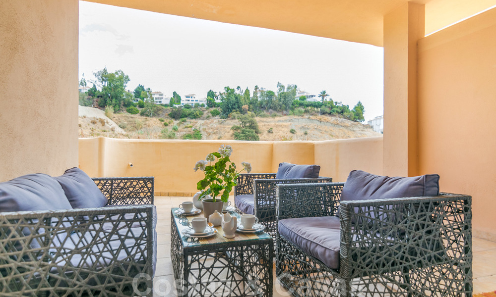 Elegante apartamento en venta recientemente renovado, con hermosas vistas abiertas, en un prestigioso complejo en Nueva Andalucía 20306