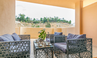 Elegante apartamento en venta recientemente renovado, con hermosas vistas abiertas, en un prestigioso complejo en Nueva Andalucía 20306 