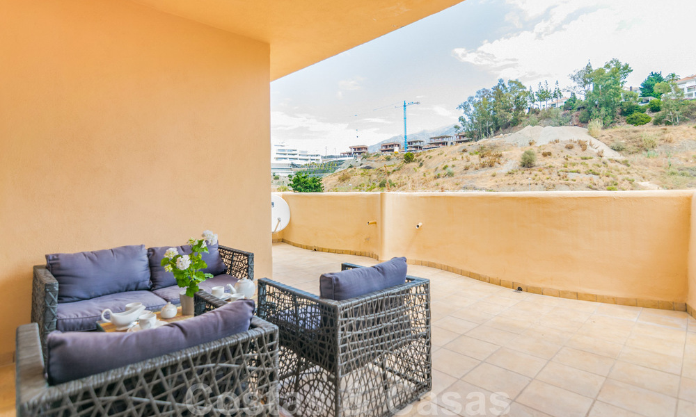 Elegante apartamento en venta recientemente renovado, con hermosas vistas abiertas, en un prestigioso complejo en Nueva Andalucía 20307