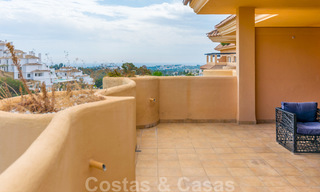 Elegante apartamento en venta recientemente renovado, con hermosas vistas abiertas, en un prestigioso complejo en Nueva Andalucía 20310 