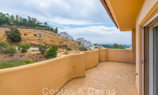 Elegante apartamento en venta recientemente renovado, con hermosas vistas abiertas, en un prestigioso complejo en Nueva Andalucía 20311 