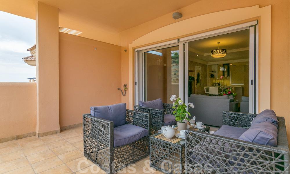 Elegante apartamento en venta recientemente renovado, con hermosas vistas abiertas, en un prestigioso complejo en Nueva Andalucía 20314