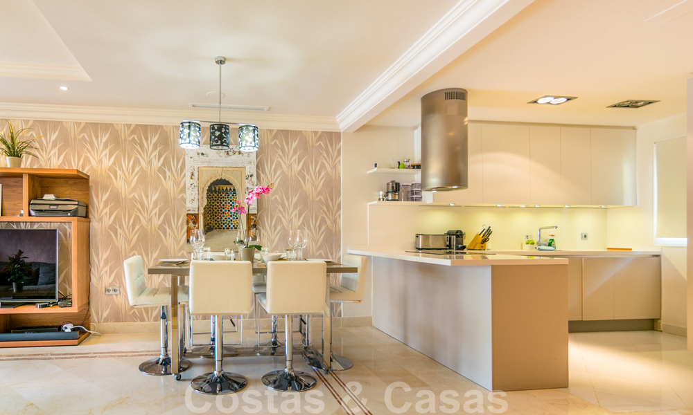 Elegante apartamento en venta recientemente renovado, con hermosas vistas abiertas, en un prestigioso complejo en Nueva Andalucía 20318