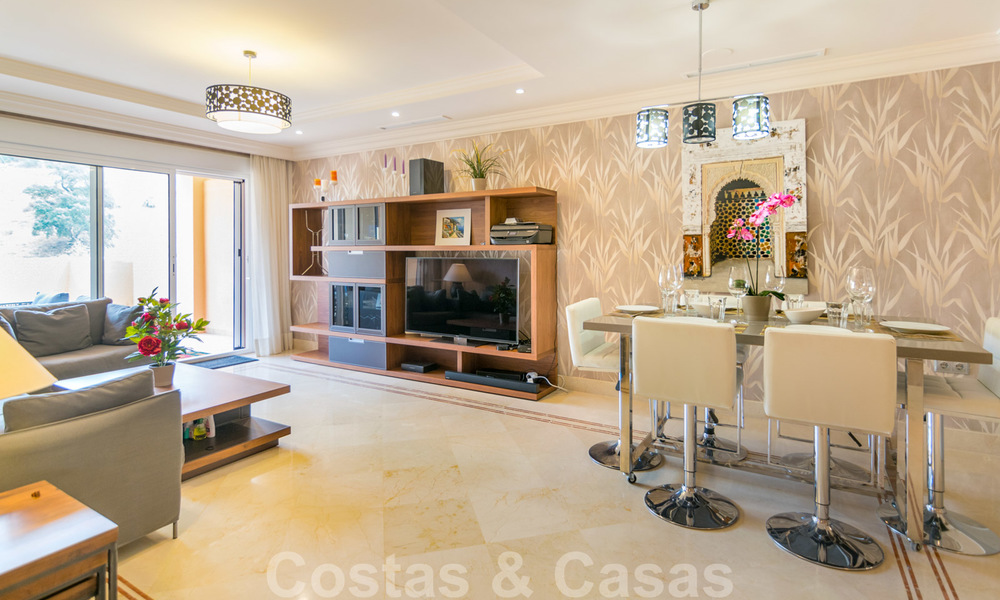 Elegante apartamento en venta recientemente renovado, con hermosas vistas abiertas, en un prestigioso complejo en Nueva Andalucía 20319