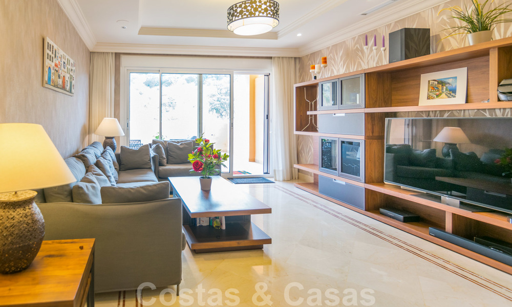 Elegante apartamento en venta recientemente renovado, con hermosas vistas abiertas, en un prestigioso complejo en Nueva Andalucía 20320