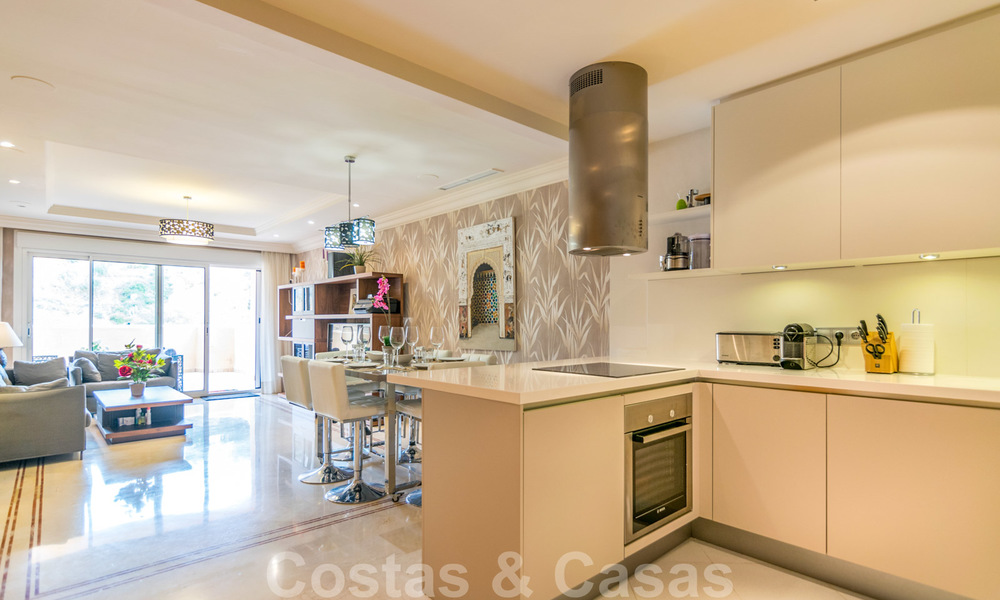 Elegante apartamento en venta recientemente renovado, con hermosas vistas abiertas, en un prestigioso complejo en Nueva Andalucía 20321