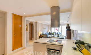 Elegante apartamento en venta recientemente renovado, con hermosas vistas abiertas, en un prestigioso complejo en Nueva Andalucía 20322 