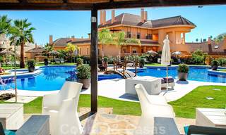 Elegante apartamento en venta recientemente renovado, con hermosas vistas abiertas, en un prestigioso complejo en Nueva Andalucía 20375 