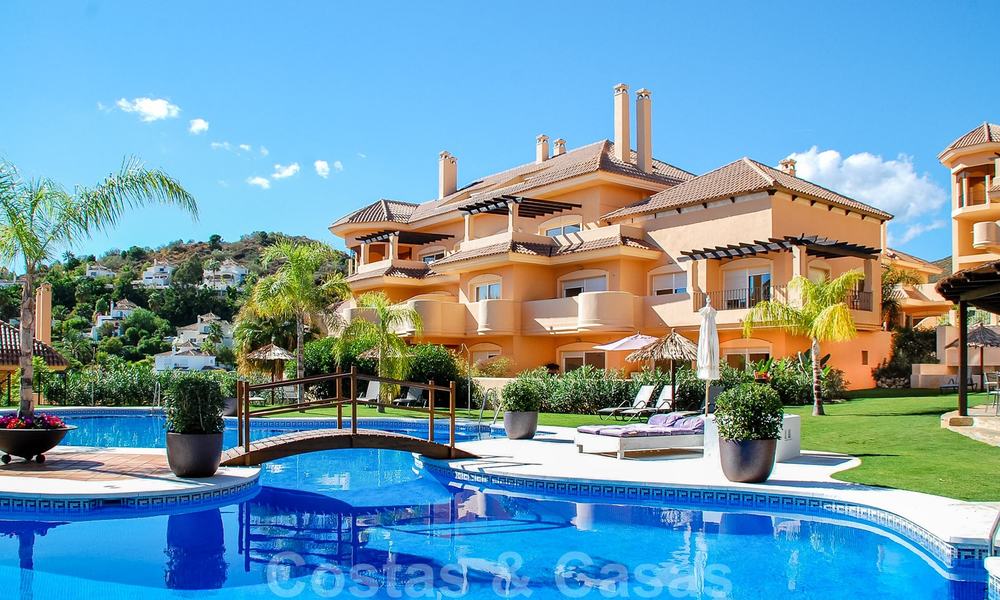 Elegante apartamento en venta recientemente renovado, con hermosas vistas abiertas, en un prestigioso complejo en Nueva Andalucía 20378