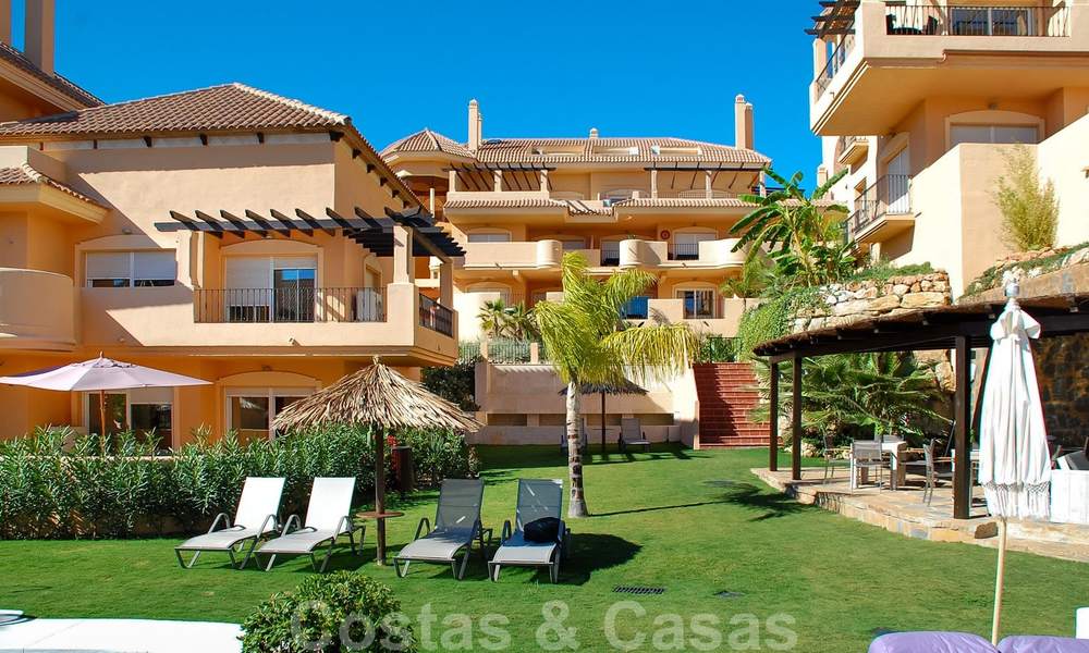 Elegante apartamento en venta recientemente renovado, con hermosas vistas abiertas, en un prestigioso complejo en Nueva Andalucía 20379