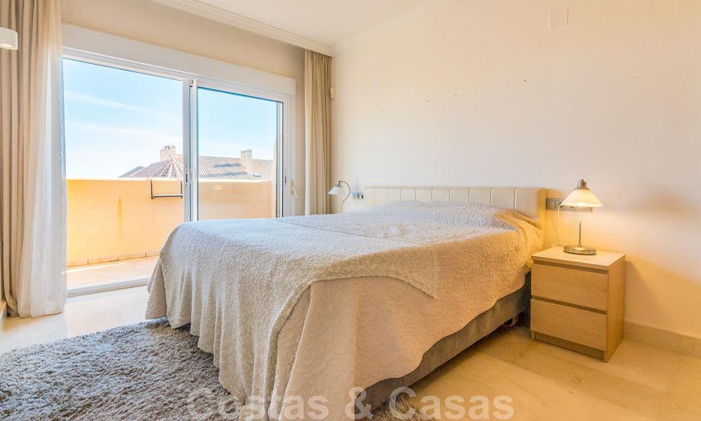Magnifique penthouse avec une immense terrasse et une vue imprenable sur la mer à vendre à Nueva Andalucia 20324