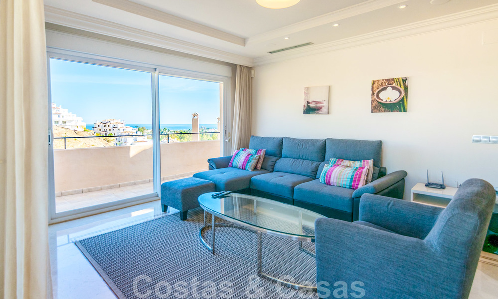 Magnifique penthouse avec une immense terrasse et une vue imprenable sur la mer à vendre à Nueva Andalucia 20325
