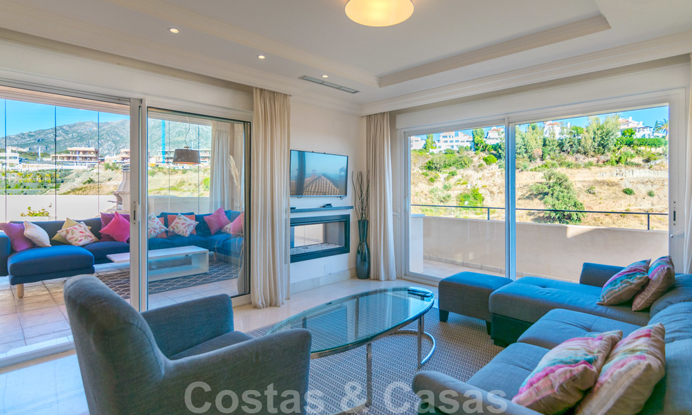 Magnifique penthouse avec une immense terrasse et une vue imprenable sur la mer à vendre à Nueva Andalucia 20355