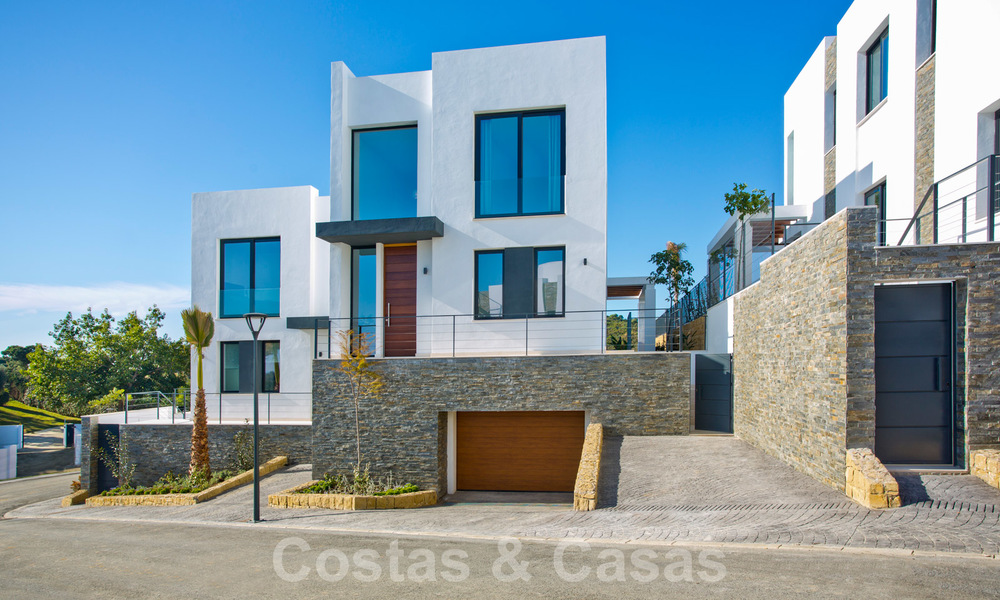 Villas jumelées modernes neuves avec vue imprenable sur la mer à vendre, East Marbella 20570