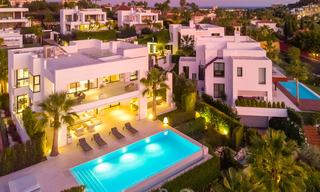 Villa de luxe élégante et contemporaine avec vue mer à vendre dans la région recherchée de Nueva Andalucia, Marbella 20879 