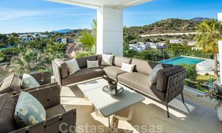 Villa de luxe élégante et contemporaine avec vue mer à vendre dans la région recherchée de Nueva Andalucia, Marbella 20890 