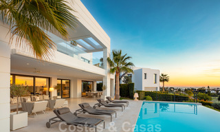 Villa de luxe élégante et contemporaine avec vue mer à vendre dans la région recherchée de Nueva Andalucia, Marbella 20905 