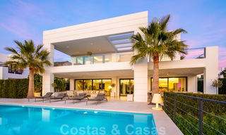 Villa de luxe élégante et contemporaine avec vue mer à vendre dans la région recherchée de Nueva Andalucia, Marbella 20906 