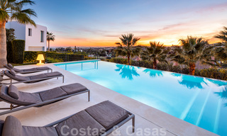 Villa de luxe élégante et contemporaine avec vue mer à vendre dans la région recherchée de Nueva Andalucia, Marbella 20909 