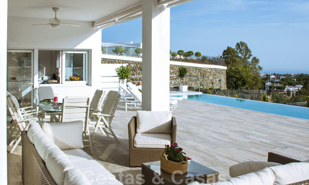 A vendre : villa moderne de construction récente avec vue panoramique, dans une urbanisation recherchée à Benahavis, Marbella 21295