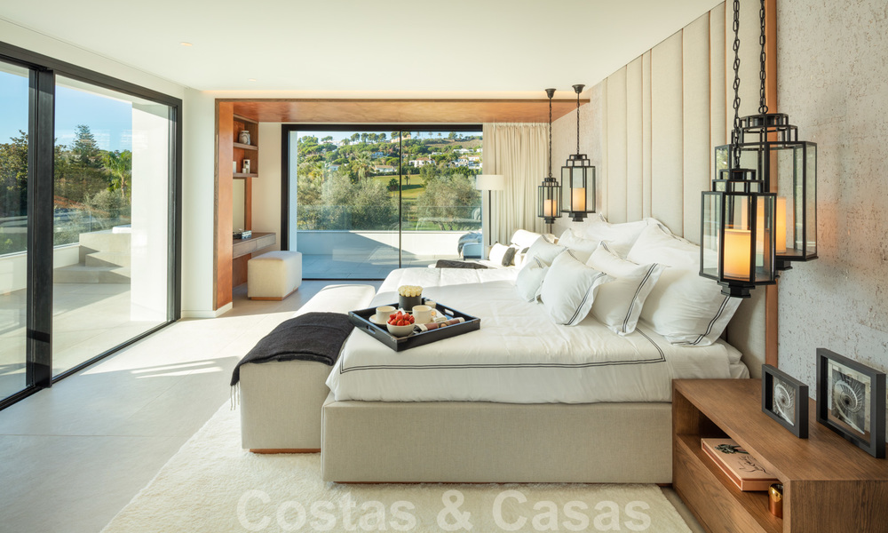 Exquise villa de luxe de style méditerranéenne moderne à vendre, en première ligne de golf à Nueva Andalucia, Marbella 21503