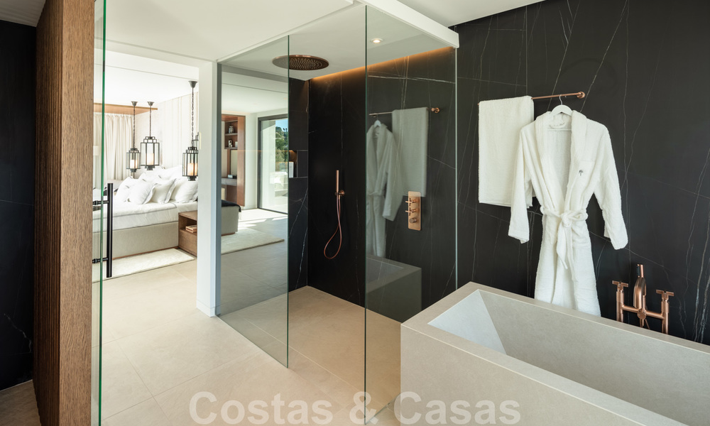 Exquise villa de luxe de style méditerranéenne moderne à vendre, en première ligne de golf à Nueva Andalucia, Marbella 21506