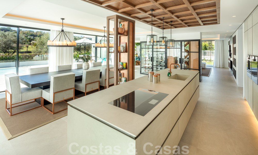 Exquise villa de luxe de style méditerranéenne moderne à vendre, en première ligne de golf à Nueva Andalucia, Marbella 21517