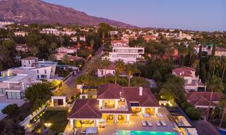 Exquise villa de luxe de style méditerranéenne moderne à vendre, en première ligne de golf à Nueva Andalucia, Marbella 21521 