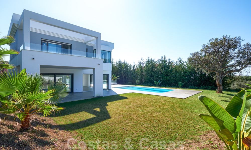 Exquise villa contemporaine neuve à vendre, prête à s'installer, à l'est de Marbella 21769