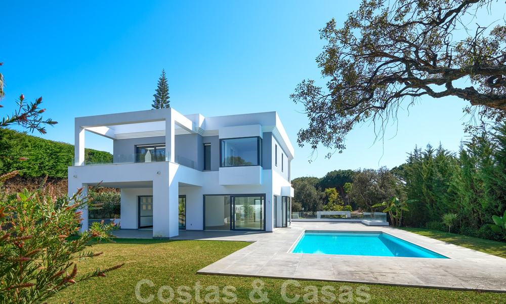 Exquise villa contemporaine neuve à vendre, prête à s'installer, à l'est de Marbella 21798