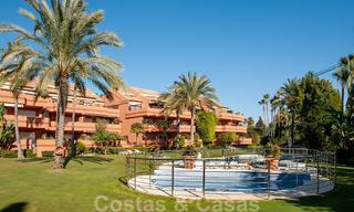 Penthouse à vendre dans une urbanisation exclusive prêt de la plage, située entre Puerto Banus et San Pedro, Marbella 21758 