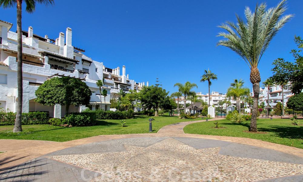Appartement lumineux récemment rénové à vendre dans un magnifique complexe en bord de mer, à quelques pas de la plage, des commodités et de San Pedro, Marbella 21940
