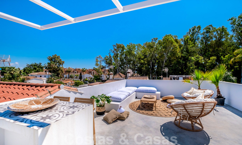 Villa jumelée de style Ibiza, magnifiquement rénovée, à vendre, à quelques pas de la plage et du centre de San Pedro - Marbella 23359