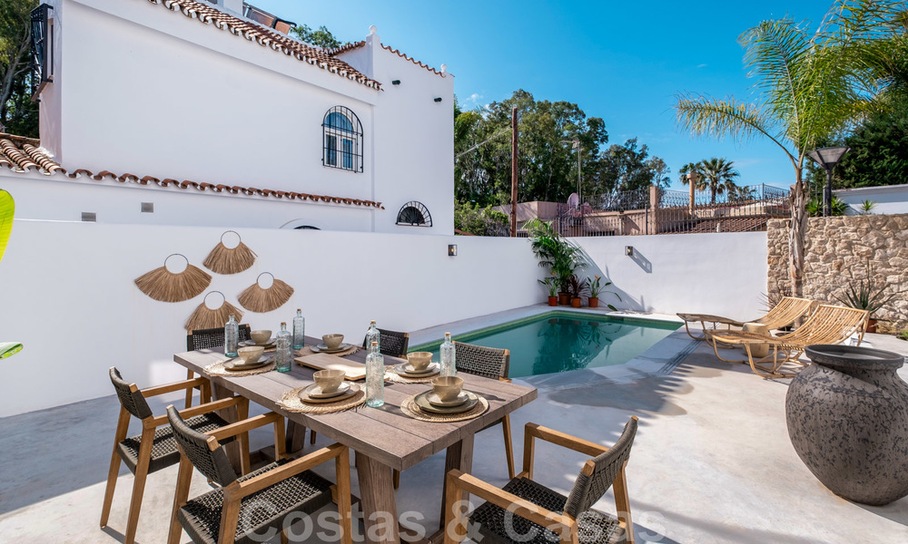 Villa jumelée de style Ibiza, magnifiquement rénovée, à vendre, à quelques pas de la plage et du centre de San Pedro - Marbella 23380