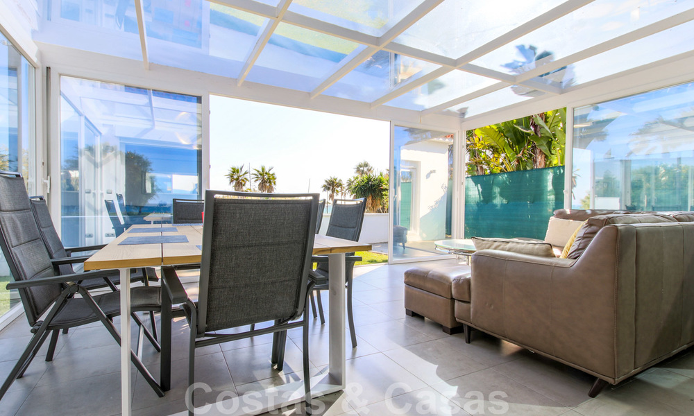Villa de première ligne de plage avec vue sur mer à vendre sur le New Golden Mile, entre Marbella et Estepona 23470