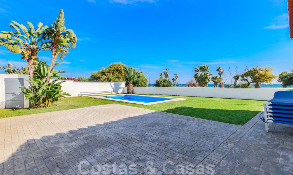 Villa de première ligne de plage avec vue sur mer à vendre sur le New Golden Mile, entre Marbella et Estepona 23480