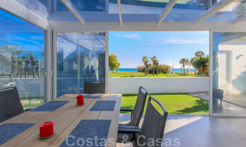 Villa de première ligne de plage avec vue sur mer à vendre sur le New Golden Mile, entre Marbella et Estepona 23482