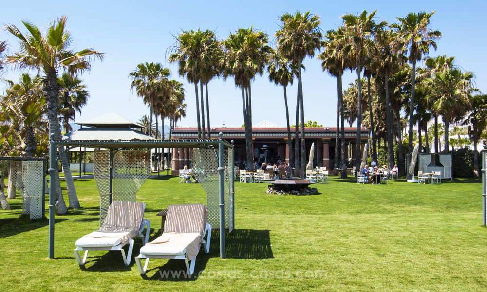 Villa de première ligne de plage avec vue sur mer à vendre sur le New Golden Mile, entre Marbella et Estepona 23489