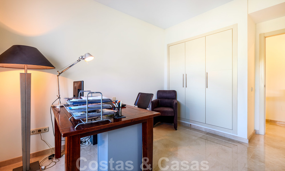 Appartement d'angle contemporain à vendre dans un développement résidentiel exclusif avec lagune privée, Casares, Costa del Sol 23595