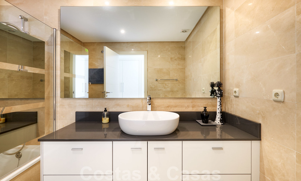 Appartement d'angle contemporain à vendre dans un développement résidentiel exclusif avec lagune privée, Casares, Costa del Sol 23599