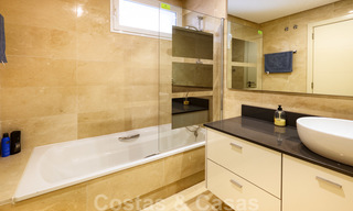 Appartement d'angle contemporain à vendre dans un développement résidentiel exclusif avec lagune privée, Casares, Costa del Sol 23600 