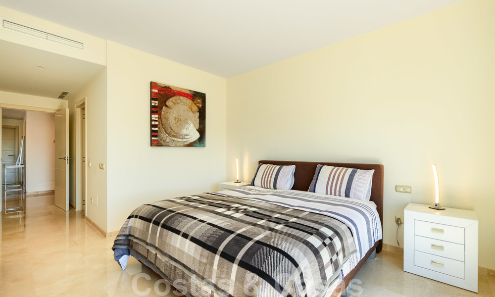 Appartement d'angle contemporain à vendre dans un développement résidentiel exclusif avec lagune privée, Casares, Costa del Sol 23602