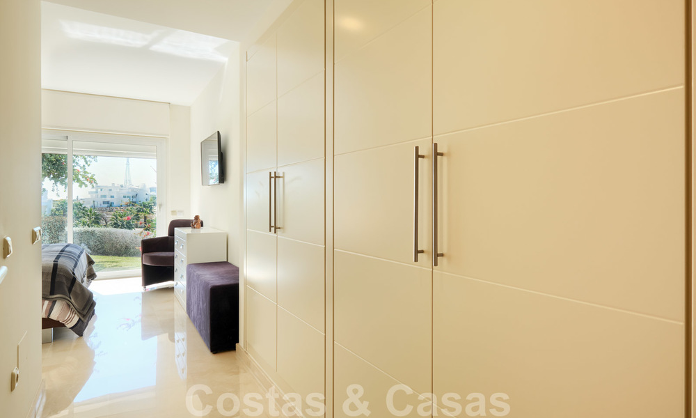 Appartement d'angle contemporain à vendre dans un développement résidentiel exclusif avec lagune privée, Casares, Costa del Sol 23603