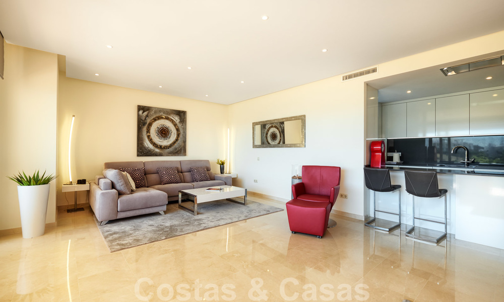 Appartement d'angle contemporain à vendre dans un développement résidentiel exclusif avec lagune privée, Casares, Costa del Sol 23605