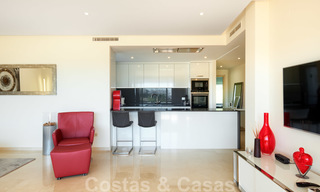 Appartement d'angle contemporain à vendre dans un développement résidentiel exclusif avec lagune privée, Casares, Costa del Sol 23606 